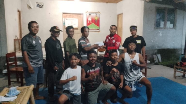 Pengurus Muaythai Buleleng Serahkan Dana Pembinaan ke Ranting Walet Pedawa